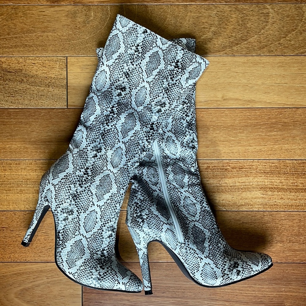 Womens faux snake print snake skin stiletto boots size 6.